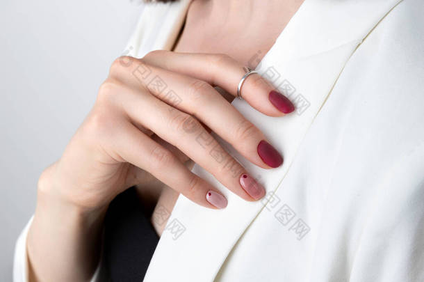美丽的女人的手与粉红的指甲在最小的风格。夏春钉子的设计.时尚饰品<strong>银饰</strong>品概念 