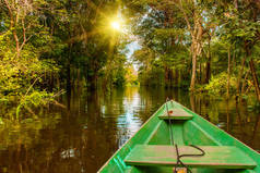 亚马逊河，马瑙斯，亚马孙，巴西，南美洲：在亚马逊河沿岸亚马逊丛林深处漂浮的木船.