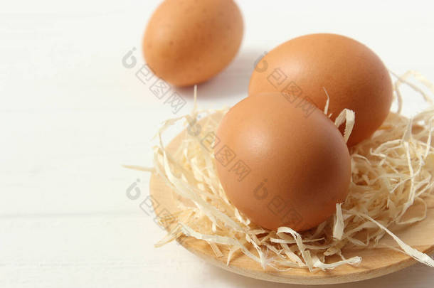 鸡蛋放在桌子上。<strong>农产品</strong>、<strong>天然</strong>鸡蛋.