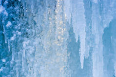 美丽的蓝冰和冰冻的冰柱，特写，冬季背景