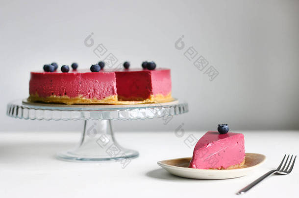 蓝莓芝士蛋糕，新鲜蓝莓，有选择的焦点.