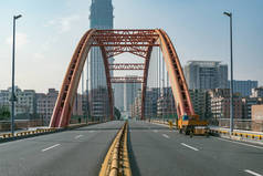 这座桥上的城市道路的日景.深圳。中国.