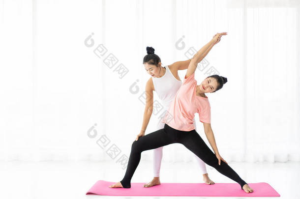 <strong>妇女</strong>一起做瑜伽运动，<strong>健康</strong>的概念，<strong>健康</strong>的生活和<strong>健康</strong>的活动在每天的生活方式。带有复制空间的照片.
