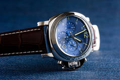 带有蓝色表盘和褐色鳄鱼纹皮革表带的豪华时尚手表