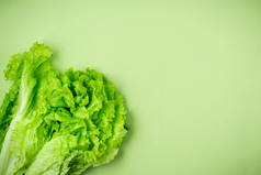 基本新鲜产品的背景是绿色的.绿色食品。食品交付covid-19流行病，捐赠。顶视图。复制空间.
