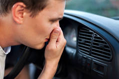 司机对难闻的气味、空调加热、有毛病的空调机的概念、难闻的气味和汽车、空调中制冷剂的再充填等问题都不屑一顾