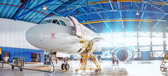 航空航天机库、民航飞机、维修及保养工业工场机械零件的全景