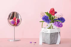 桌子上有色彩艳丽的百合花盒