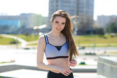 一个有魅力的年轻女子在室外跑步、健身的特写镜头