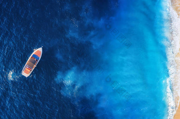 有海滩和船的<strong>海景</strong>。游艇在海面上。晴天在蓝色亚得里亚海上的豪华浮船的航景。旅行-形象