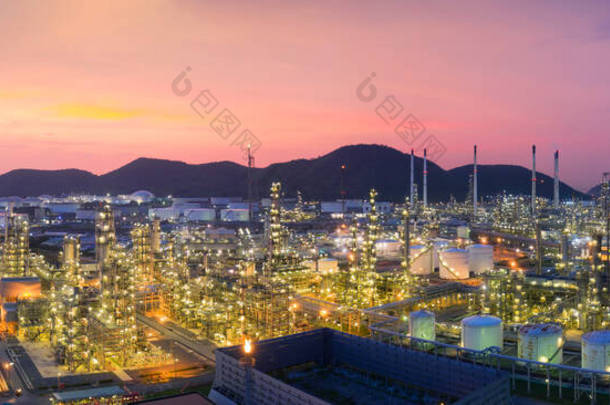 炼油厂储油罐空中观察无人机.炼油厂在<strong>美丽</strong>的天空、<strong>夕阳</strong>和暮色中.工业厂房的概念和运输。全景图像.