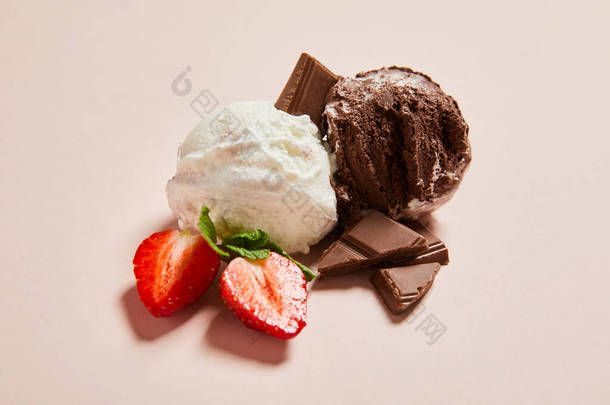 新鲜美味的白色和巧克力冰淇淋球，带有薄荷糖和<strong>草莓</strong>粉<strong>背景</strong>