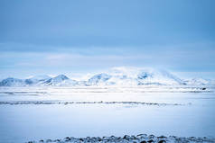 冰岛东北部Myvatn湖附近冬季积雪覆盖的山脉和冰岛火山景观