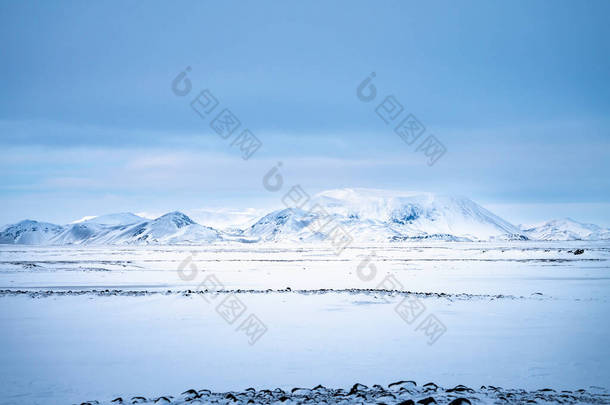 冰岛东北部Myvatn湖附近冬季积雪覆盖的山脉和冰岛火山景观