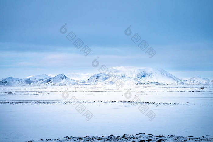 冰岛Myvatn湖冬季积雪山脉火山景观