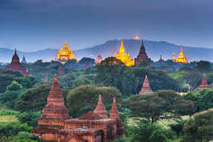 黄昏时分在考古区内的缅甸巴甘寺庙.