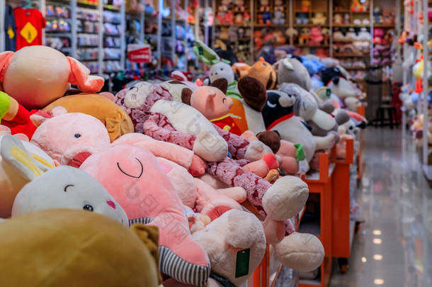 在新加坡唐人街的一家玩具店，大型软软<strong>毛绒玩具</strong>陈列在垃圾箱和货架上出售
