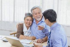 快乐退休的亚洲老年夫妇咨询个人理财顾问或房地产经纪人。有专业咨询的退休投资计划。住房贷款和抵押贷款概念