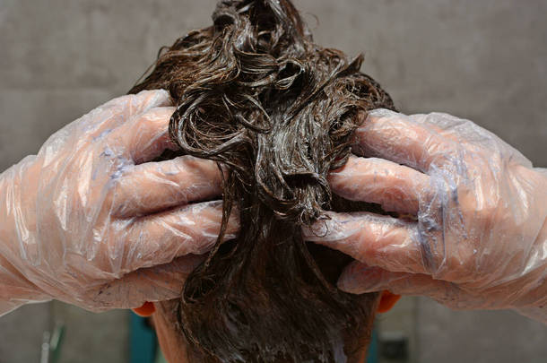 年轻女人在家里染发.那个女孩在自己的浴室里给头发上色.检疫、<strong>家居</strong>护发、<strong>家居</strong>护理.