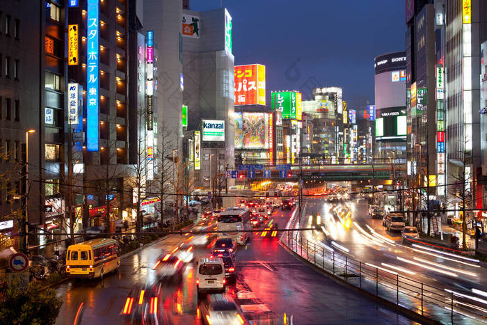 新宿、东京、关东地区、本州、日本、亚洲-新宿繁华地区的交通，到处都是广告标语.