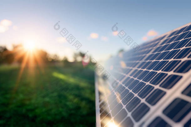绿场反射绿场太阳能电池板<strong>三维渲染</strong>，以显示太阳能转换为电能.