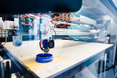 3D打印机平台上新打印的蓝色塑料细节