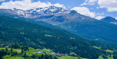 意大利南蒂罗尔Trentino-Alto Adige地区葡萄园和果园谷地夏季景观壮观。风景景观。葡萄酒生产是这个地区的主要工业之一.
