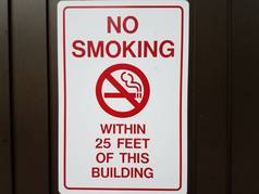 在建筑物标志25英尺范围内的禁烟标志