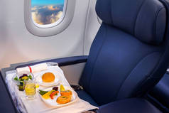 在飞机上吃午饭，提供交通饮食服务