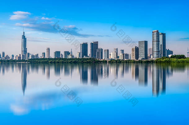 南京湖公园与城市建筑景观天际线