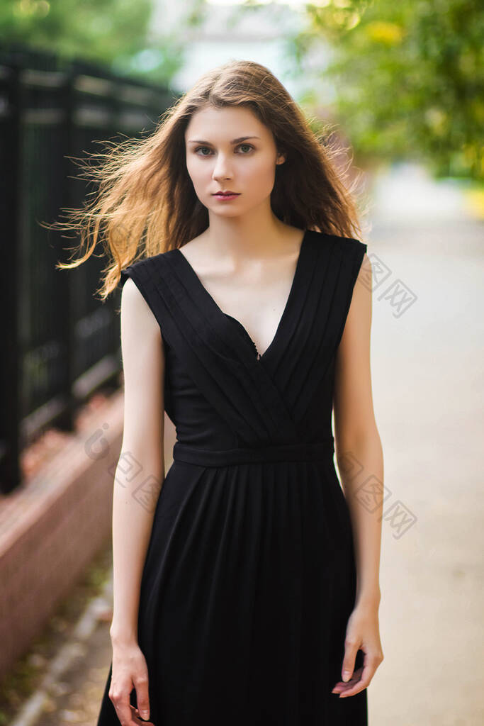 穿着彩色衣服的漂亮的时尚女人迷人的白人女-包图企业站