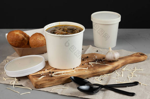 环保包装- -将汤装在工艺玻璃杯中，用于提供送餐服务。巴巴多斯的食物.