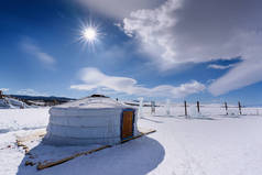 酸奶站在结冰的贝加尔湖上，白雪覆盖着美丽的蓝天，乌云密布