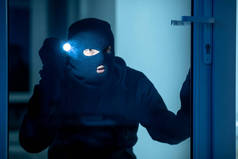 使用闪光的闯入者闯入公寓或办公室