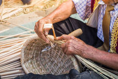 传统手工编织的柳条筐.