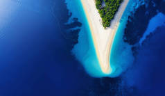 克罗地亚，Hvar岛。Zlatni河鼠的空中景色。海滩和空中的大海。在克罗地亚很有名的地方夏天的海景来自无人驾驶飞机。旅行-形象