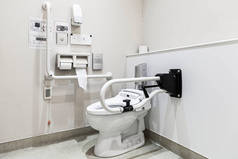 医院为病人和残疾人设置了卫生间，为残疾人配备了设施、衣柜、水池不锈钢手柄 