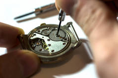 机械手表的修理过程