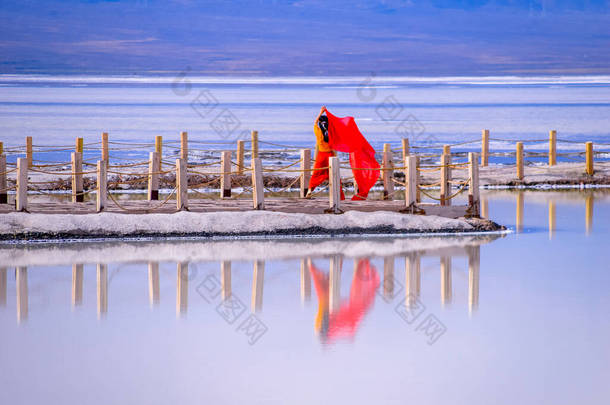 查卡盐湖风景秀丽,蓝天,座落在<strong>青海</strong>省.那个女孩在查卡盐湖城跳舞