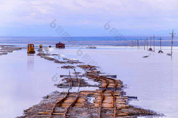 察卡盐湖景观蓝天，铁路轨道在察卡盐<strong>湖畔</strong>。位于中国青海省.