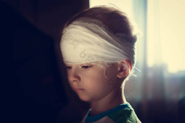 一个头戴绷带的孩子一个头部受伤的<strong>学龄前</strong>男孩。童年的创伤<strong>学龄前儿童</strong>头皮的解剖