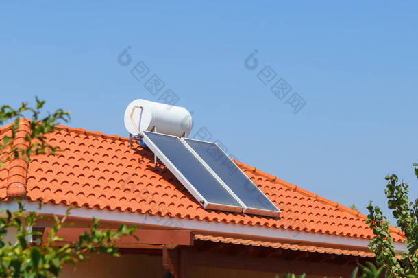 屋顶上的太阳能热水器和集水器