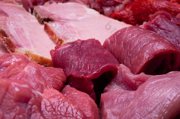 生牛排的优质切碎.新鲜和生肉。生肉混合物。生牛肉牛排放在木制桌子上.