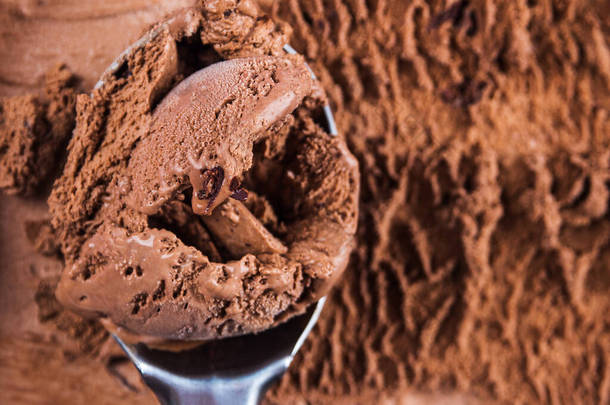 <strong>冰淇淋</strong>勺在巧克力<strong>冰淇淋</strong>浴缸里