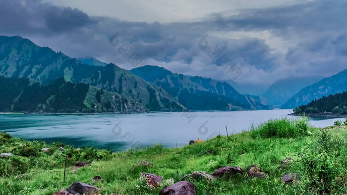 夏天的天池和远处的博格达峰