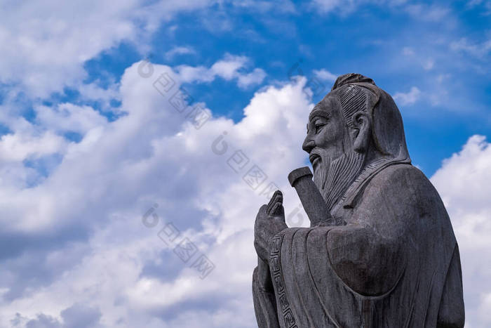 孔子，中国哲学家的形象化的天空和云彩