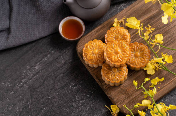 中秋节的月饼，中秋节的月饼，传统节庆食品的概念，放在茶黄相间的黑板桌上，关门，复制空间.