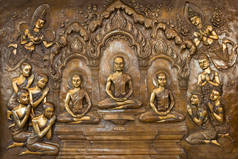 泰国庙宇中雕刻金属的佛像生活场景.