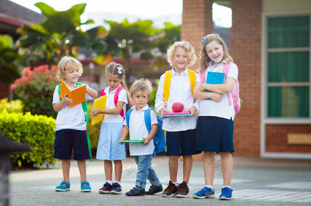 孩子上学去了。开学<strong>第一</strong>天，男孩和女孩拿着书本和铅笔。小学生们很兴奋回到学校。放假后开始上课。孩子们在学校院子里吃苹果