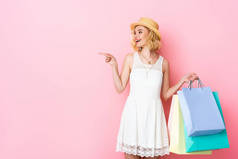 头戴草帽的女人，手指尖，提着购物袋，粉色 